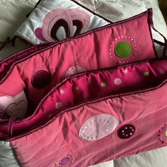 LAMBS & IVY DEEP PINK & WHITE BUTTERFLY THEMED PAD INSIDE/ OUTSIDE OF BED - Picture 1 of 15